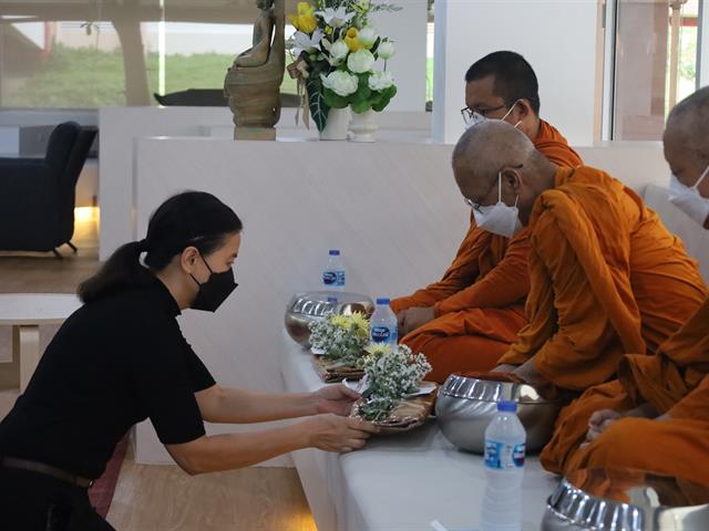 คณะเภสัชศาสตร์ มหาวิทยาลัยพะเยา จัดกิจกรรมทำบุญตักบาตรข้าวสารอาหารแห้งและรับฟังธรรมเทศนา 