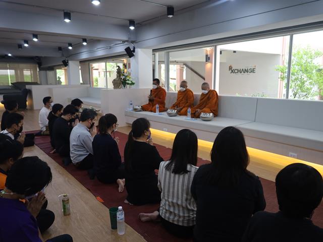 คณะเภสัชศาสตร์ มหาวิทยาลัยพะเยา จัดกิจกรรมทำบุญตักบาตรข้าวสารอาหารแห้งและรับฟังธรรมเทศนา 