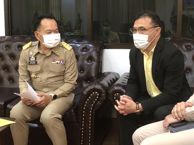วันนี้ 10 ตุลาคม 2565 คณะนิติศาสตร์มหาวิทยาลัยพะเยา โดยผู้ช่วยศาสตราจารย์อุดม งามเมืองสกุล คณบดีคณะนิติศาสตร์ พร้อมด้วยคณะผู้บริหาร และหัวหน้าสำนักงาน เข้าพบเพื่อร่วมแสดงความยินดีกับ ว่าที่ร้อยตรี ณรงค์ โรจนโสทร ในโอกาสที่เข้ารับตำแหน่งผู้ว่าราชการจังหวัดพะเยา   โดยได้ร่วมปรึกษาหารือถึงแนวทางการพัฒนาด้านการผลิตบัณฑิต ด้านการวิจัย และด้านการบริการวิชาการสู่สังคม โดยบูรณาการกับแผนงานของคณะนิติศาสตร์ มหาวิทยาลัยพะเยา กับนโยบาย ยุทธศาสตร์ของจังหวัดพะเยา โดยเฉพาะด้านการอำนวยความเป็นธรรมในระดับชุมชนผ่านศูนย์ยุติธรรมชุมชน ศูนย์ไกล่เกลี่ยข้อพิพาทภาคประชาชน ตลอดจนการเสริมสร้างศักยภาพและพัฒนาทักษะทางด้านกฎหมายให้แก่กำนัน ผู้ใหญ่ ผู้นำองค์กรปกครองท้องถิ่น และภาคประชาชน ซึ่งถือเป็นเป้าหมายสำคัญในการขับเคลื่อนแผนพัฒนาจังหวัดพะเยา ก่อให้เกิดการทำงานอย่างมีส่วนร่วม ภายใต้หลักหลักธรรมาภิบาล (Good Governance)