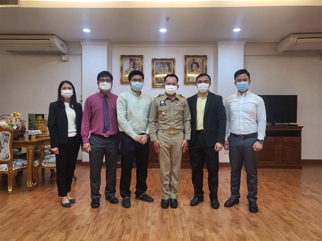 วันนี้ 10 ตุลาคม 2565 คณะนิติศาสตร์มหาวิทยาลัยพะเยา โดยผู้ช่วยศาสตราจารย์อุดม งามเมืองสกุล คณบดีคณะนิติศาสตร์ พร้อมด้วยคณะผู้บริหาร และหัวหน้าสำนักงาน เข้าพบเพื่อร่วมแสดงความยินดีกับ ว่าที่ร้อยตรี ณรงค์ โรจนโสทร ในโอกาสที่เข้ารับตำแหน่งผู้ว่าราชการจังหวัดพะเยา   โดยได้ร่วมปรึกษาหารือถึงแนวทางการพัฒนาด้านการผลิตบัณฑิต ด้านการวิจัย และด้านการบริการวิชาการสู่สังคม โดยบูรณาการกับแผนงานของคณะนิติศาสตร์ มหาวิทยาลัยพะเยา กับนโยบาย ยุทธศาสตร์ของจังหวัดพะเยา โดยเฉพาะด้านการอำนวยความเป็นธรรมในระดับชุมชนผ่านศูนย์ยุติธรรมชุมชน ศูนย์ไกล่เกลี่ยข้อพิพาทภาคประชาชน ตลอดจนการเสริมสร้างศักยภาพและพัฒนาทักษะทางด้านกฎหมายให้แก่กำนัน ผู้ใหญ่ ผู้นำองค์กรปกครองท้องถิ่น และภาคประชาชน ซึ่งถือเป็นเป้าหมายสำคัญในการขับเคลื่อนแผนพัฒนาจังหวัดพะเยา ก่อให้เกิดการทำงานอย่างมีส่วนร่วม ภายใต้หลักหลักธรรมาภิบาล (Good Governance)