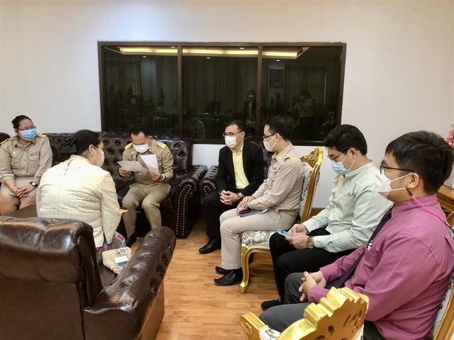 วันนี้ 10 ตุลาคม 2565 คณะนิติศาสตร์มหาวิทยาลัยพะเยา โดยผู้ช่วยศาสตราจารย์อุดม งามเมืองสกุล คณบดีคณะนิติศาสตร์ พร้อมด้วยคณะผู้บริหาร และหัวหน้าสำนักงาน เข้าพบเพื่อร่วมแสดงความยินดีกับ ว่าที่ร้อยตรี ณรงค์ โรจนโสทร ในโอกาสที่เข้ารับตำแหน่งผู้ว่าราชการจังหวัดพะเยา   โดยได้ร่วมปรึกษาหารือถึงแนวทางการพัฒนาด้านการผลิตบัณฑิต ด้านการวิจัย และด้านการบริการวิชาการสู่สังคม โดยบูรณาการกับแผนงานของคณะนิติศาสตร์ มหาวิทยาลัยพะเยา กับนโยบาย ยุทธศาสตร์ของจังหวัดพะเยา โดยเฉพาะด้านการอำนวยความเป็นธรรมในระดับชุมชนผ่านศูนย์ยุติธรรมชุมชน ศูนย์ไกล่เกลี่ยข้อพิพาทภาคประชาชน ตลอดจนการเสริมสร้างศักยภาพและพัฒนาทักษะทางด้านกฎหมายให้แก่กำนัน ผู้ใหญ่ ผู้นำองค์กรปกครองท้องถิ่น และภาคประชาชน ซึ่งถือเป็นเป้าหมายสำคัญในการขับเคลื่อนแผนพัฒนาจังหวัดพะเยา ก่อให้เกิดการทำงานอย่างมีส่วนร่วม ภายใต้หลักหลักธรรมาภิบาล (Good Governance)