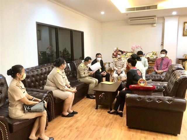 วันนี้ 10 ตุลาคม 2565 คณะนิติศาสตร์มหาวิทยาลัยพะเยา โดยผู้ช่วยศาสตราจารย์อุดม งามเมืองสกุล คณบดีคณะนิติศาสตร์ พร้อมด้วยคณะผู้บริหาร และหัวหน้าสำนักงาน เข้าพบเพื่อร่วมแสดงความยินดีกับ ว่าที่ร้อยตรี ณรงค์ โรจนโสทร ในโอกาสที่เข้ารับตำแหน่งผู้ว่าราชการจังหวัดพะเยา   โดยได้ร่วมปรึกษาหารือถึงแนวทางการพัฒนาด้านการผลิตบัณฑิต ด้านการวิจัย และด้านการบริการวิชาการสู่สังคม โดยบูรณาการกับแผนงานของคณะนิติศาสตร์ มหาวิทยาลัยพะเยา กับนโยบาย ยุทธศาสตร์ของจังหวัดพะเยา โดยเฉพาะด้านการอำนวยความเป็นธรรมในระดับชุมชนผ่านศูนย์ยุติธรรมชุมชน ศูนย์ไกล่เกลี่ยข้อพิพาทภาคประชาชน ตลอดจนการเสริมสร้างศักยภาพและพัฒนาทักษะทางด้านกฎหมายให้แก่กำนัน ผู้ใหญ่ ผู้นำองค์กรปกครองท้องถิ่น และภาคประชาชน ซึ่งถือเป็นเป้าหมายสำคัญในการขับเคลื่อนแผนพัฒนาจังหวัดพะเยา ก่อให้เกิดการทำงานอย่างมีส่วนร่วม ภายใต้หลักหลักธรรมาภิบาล (Good Governance)