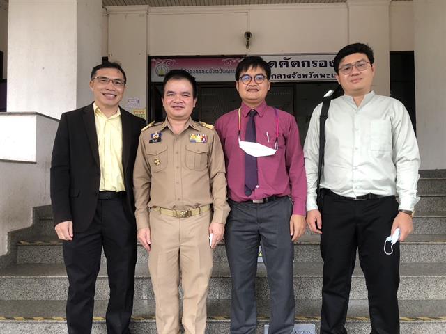 วันนี้ 10 ตุลาคม 2565 คณะนิติศาสตร์มหาวิทยาลัยพะเยา โดยผู้ช่วยศาสตราจารย์อุดม งามเมืองสกุล คณบดีคณะนิติศาสตร์ พร้อมด้วยคณะผู้บริหาร และหัวหน้าสำนักงาน เข้าพบเพื่อร่วมแสดงความยินดีกับ ว่าที่ร้อยตรี ณรงค์ โรจนโสทร ในโอกาสที่เข้ารับตำแหน่งผู้ว่าราชการจังหวัดพะเยา   โดยได้ร่วมปรึกษาหารือถึงแนวทางการพัฒนาด้านการผลิตบัณฑิต ด้านการวิจัย และด้านการบริการวิชาการสู่สังคม โดยบูรณาการกับแผนงานของคณะนิติศาสตร์ มหาวิทยาลัยพะเยา กับนโยบาย ยุทธศาสตร์ของจังหวัดพะเยา โดยเฉพาะด้านการอำนวยความเป็นธรรมในระดับชุมชนผ่านศูนย์ยุติธรรมชุมชน ศูนย์ไกล่เกลี่ยข้อพิพาทภาคประชาชน ตลอดจนการเสริมสร้างศักยภาพและพัฒนาทักษะทางด้านกฎหมายให้แก่กำนัน ผู้ใหญ่ ผู้นำองค์กรปกครองท้องถิ่น และภาคประชาชน ซึ่งถือเป็นเป้าหมายสำคัญในการขับเคลื่อนแผนพัฒนาจังหวัดพะเยา ก่อให้เกิดการทำงานอย่างมีส่วนร่วม ภายใต้หลักหลักธรรมาภิบาล (Good Governance)