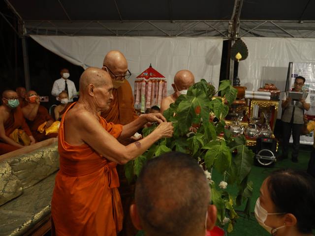 มหาวิทยาลัยพะเยา และทีมนักวิจัยฝ้ายท้องถิ่นภาคเหนือ  ร่วมทอผ้าจุลกฐิน วัดป่าญาณรังสี จังหวัดพะเยา