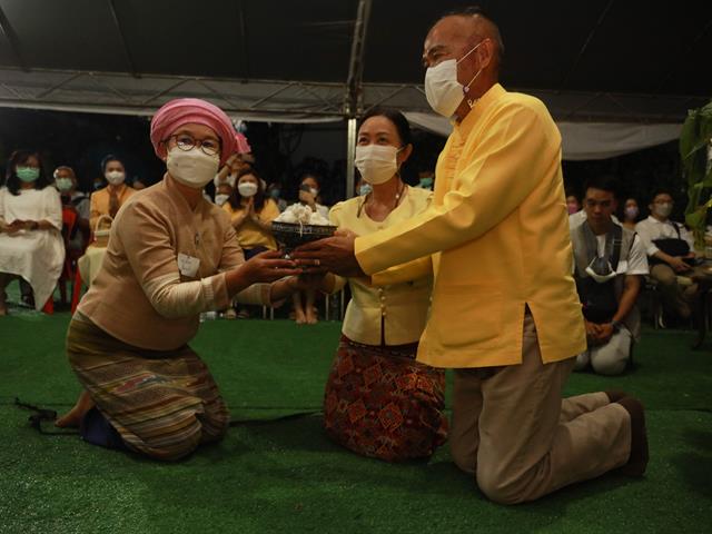 มหาวิทยาลัยพะเยา และทีมนักวิจัยฝ้ายท้องถิ่นภาคเหนือ  ร่วมทอผ้าจุลกฐิน วัดป่าญาณรังสี จังหวัดพะเยา