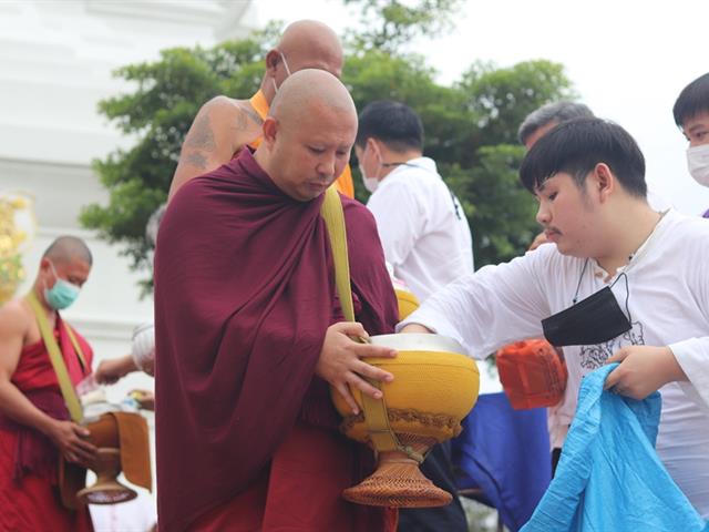 ตักบาตรเทโวโรหณะ