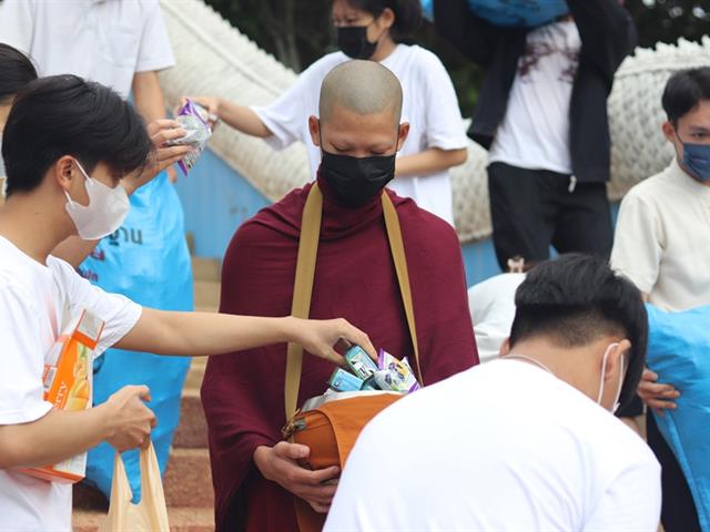 ตักบาตรเทโวโรหณะ