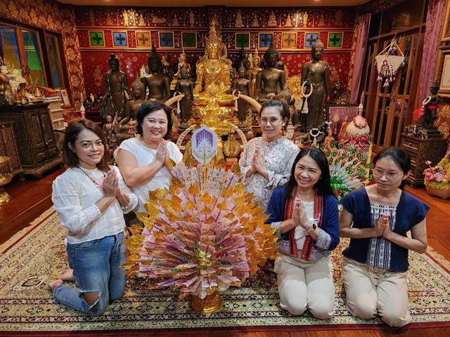 29-30 ต.ค. 2565 คณะนิติศาสตร์ มหาวิทยาลัยพะเยา นำโดยผู้ช่วยศาสตราจารย์อุดม งามเมืองสกุล คณบดีคณะนิติศาสตร์ พร้อมด้วยคณะผู้บริหาร คณาจารย์ และเจ้าหน้าที่คณะนิติศาสตร์ได้ ร่วมโครงการทำนุบำรุงศิลปวัฒนธรรม ฉลองสมโภช องค์กฐิน อธิษฐานจัดเก็บฝ้ายมหามงคล ร่วมพิธีทอผ้าจุลกฐิน และในการนี้ ร่วมเป็นเจ้าภาพถวายผ้าจุลกฐิน ในงาน"ปั่นฝ้ายสายบุญจุลกฐิน"  ณ วัดอนาลโยทิพยาราม จ.พะเยา