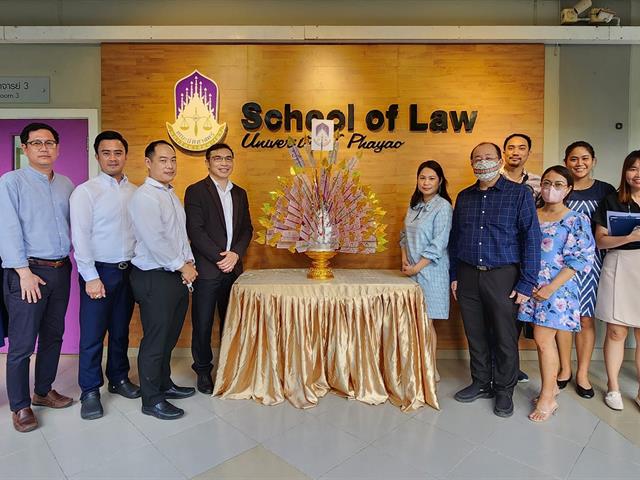 29-30 ต.ค. 2565 คณะนิติศาสตร์ มหาวิทยาลัยพะเยา นำโดยผู้ช่วยศาสตราจารย์อุดม งามเมืองสกุล คณบดีคณะนิติศาสตร์ พร้อมด้วยคณะผู้บริหาร คณาจารย์ และเจ้าหน้าที่คณะนิติศาสตร์ได้ ร่วมโครงการทำนุบำรุงศิลปวัฒนธรรม ฉลองสมโภช องค์กฐิน อธิษฐานจัดเก็บฝ้ายมหามงคล ร่วมพิธีทอผ้าจุลกฐิน และในการนี้ ร่วมเป็นเจ้าภาพถวายผ้าจุลกฐิน ในงาน"ปั่นฝ้ายสายบุญจุลกฐิน"  ณ วัดอนาลโยทิพยาราม จ.พะเยา