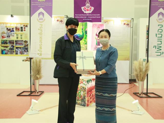 จัดนิทรรศการ แสดงผลิตภัณฑ์ พร้อมทำแผนแม่บทและแผนปฏิบัติการ อพ.สธ.ม.พะเยา โดยศูนย์ประสานงาน อพ.สธ.ม.พะเยา คณะเกษตรฯ