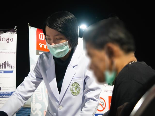 คณะเภสัชศาสตร์ร่วมออกบู๊ทบริการวิชาการตรวจคัดกรองโรคเบื้องต้น และให้คำปรึกษาด้านสุขภาพ แก่ประชาชนที่มาร่วมงานลอยกระทง