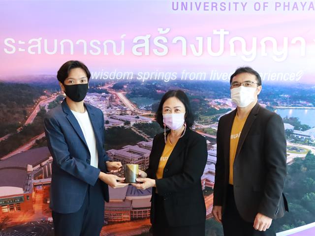 วันพฤหัสบดีที่ 17 พฤศจิกายน พ.ศ. 2565  ⚖️คณะนิติศาสตร์มหาวิทยาลัยพะเยา  โดยผู้ช่วยศาสตราจารย์อุดม งามเมืองสกุล คณบดีคณะนิติศาสตร์ มหาวิทยาลัยพะเยา และ อาจารย์อุดมศักดิ์ จิรกาลกุลเกษม อาจารย์ประจำคณะนิติศาสตร์ ได้เดินทางเข้าร่วมโครงการ  “ผู้บริหารมหาวิทยาลัยพะเยาพบผู้บริหารสถานศึกษาและแนะแนวสัญจร ประจำปีการศึกษา 2566”   ซึ่งนำทีมโดย อธิการบดีมหาวิทยาลัยพะเยา รองศาสตราจารย์ ดร.สุภกร พงศบางโพธิ์ พร้อมคณะผู้บริหารมหาวิทยาลัยพะเยา  ณ โรงแรมวินทรี ซิตี้ รีสอร์ท เชียงใหม่ >>>>> จังหวัดเชียงใหม่ <<<<< ซึ่งในโครงการนี้ มีการจัดกิจกรรมแนะแนวคณะต่างๆในมหาวิทยาลัยพะเยา โดยในช่วงกิจกรรม “Inside UP มีอะไร DD ที่ ม.พะเยา” ผู้ช่วยศาสตราจารย์อุดม งามเมืองสกุล ได้เข้าร่วมกิจกรรมโดยได้ให้ข้อมูลเกี่ยวกับคณะนิติศาสตร์ ใน Concept “แตกต่าง โดดเด่น ภูมิใจ” นำเสนอข้อมูล ความภาคภูมิใจ และความแตกต่างที่ถือเป็นจุดเด่น ของคณะนิติศาสตร์ มหาวิทยาลัยพะเยา โดยในครั้งนี้ ผู้เข้าร่วมโครงการประกอบด้วยครูแนะแนว จากจังหวัดกรุงเทพมหานคร เชียงใหม่ ตาก นครสวรรค์ อยุธยา เพชรบูรณ์ แพร่ แม่ฮ่องสอน ลำปาง และลำพูน รวมจำนวนทั้งสิ้น 100 คน