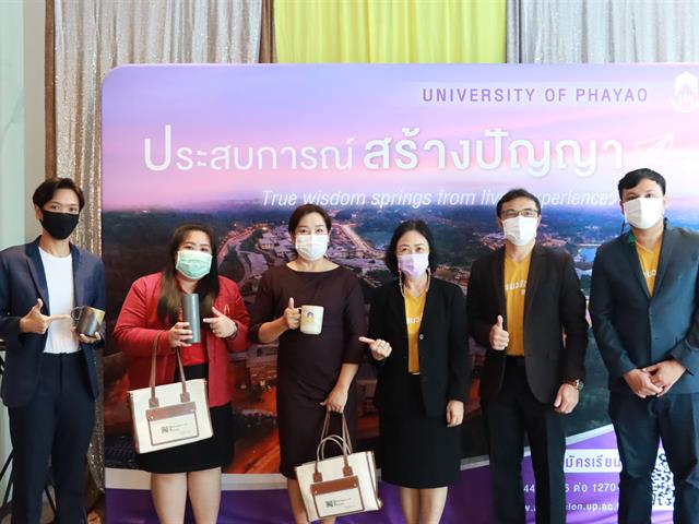 วันพฤหัสบดีที่ 17 พฤศจิกายน พ.ศ. 2565  ⚖️คณะนิติศาสตร์มหาวิทยาลัยพะเยา  โดยผู้ช่วยศาสตราจารย์อุดม งามเมืองสกุล คณบดีคณะนิติศาสตร์ มหาวิทยาลัยพะเยา และ อาจารย์อุดมศักดิ์ จิรกาลกุลเกษม อาจารย์ประจำคณะนิติศาสตร์ ได้เดินทางเข้าร่วมโครงการ  “ผู้บริหารมหาวิทยาลัยพะเยาพบผู้บริหารสถานศึกษาและแนะแนวสัญจร ประจำปีการศึกษา 2566”   ซึ่งนำทีมโดย อธิการบดีมหาวิทยาลัยพะเยา รองศาสตราจารย์ ดร.สุภกร พงศบางโพธิ์ พร้อมคณะผู้บริหารมหาวิทยาลัยพะเยา  ณ โรงแรมวินทรี ซิตี้ รีสอร์ท เชียงใหม่ >>>>> จังหวัดเชียงใหม่ <<<<< ซึ่งในโครงการนี้ มีการจัดกิจกรรมแนะแนวคณะต่างๆในมหาวิทยาลัยพะเยา โดยในช่วงกิจกรรม “Inside UP มีอะไร DD ที่ ม.พะเยา” ผู้ช่วยศาสตราจารย์อุดม งามเมืองสกุล ได้เข้าร่วมกิจกรรมโดยได้ให้ข้อมูลเกี่ยวกับคณะนิติศาสตร์ ใน Concept “แตกต่าง โดดเด่น ภูมิใจ” นำเสนอข้อมูล ความภาคภูมิใจ และความแตกต่างที่ถือเป็นจุดเด่น ของคณะนิติศาสตร์ มหาวิทยาลัยพะเยา โดยในครั้งนี้ ผู้เข้าร่วมโครงการประกอบด้วยครูแนะแนว จากจังหวัดกรุงเทพมหานคร เชียงใหม่ ตาก นครสวรรค์ อยุธยา เพชรบูรณ์ แพร่ แม่ฮ่องสอน ลำปาง และลำพูน รวมจำนวนทั้งสิ้น 100 คน