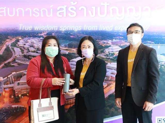 วันพฤหัสบดีที่ 17 พฤศจิกายน พ.ศ. 2565  ⚖️คณะนิติศาสตร์มหาวิทยาลัยพะเยา  โดยผู้ช่วยศาสตราจารย์อุดม งามเมืองสกุล คณบดีคณะนิติศาสตร์ มหาวิทยาลัยพะเยา และ อาจารย์อุดมศักดิ์ จิรกาลกุลเกษม อาจารย์ประจำคณะนิติศาสตร์ ได้เดินทางเข้าร่วมโครงการ  “ผู้บริหารมหาวิทยาลัยพะเยาพบผู้บริหารสถานศึกษาและแนะแนวสัญจร ประจำปีการศึกษา 2566”   ซึ่งนำทีมโดย อธิการบดีมหาวิทยาลัยพะเยา รองศาสตราจารย์ ดร.สุภกร พงศบางโพธิ์ พร้อมคณะผู้บริหารมหาวิทยาลัยพะเยา  ณ โรงแรมวินทรี ซิตี้ รีสอร์ท เชียงใหม่ >>>>> จังหวัดเชียงใหม่ <<<<< ซึ่งในโครงการนี้ มีการจัดกิจกรรมแนะแนวคณะต่างๆในมหาวิทยาลัยพะเยา โดยในช่วงกิจกรรม “Inside UP มีอะไร DD ที่ ม.พะเยา” ผู้ช่วยศาสตราจารย์อุดม งามเมืองสกุล ได้เข้าร่วมกิจกรรมโดยได้ให้ข้อมูลเกี่ยวกับคณะนิติศาสตร์ ใน Concept “แตกต่าง โดดเด่น ภูมิใจ” นำเสนอข้อมูล ความภาคภูมิใจ และความแตกต่างที่ถือเป็นจุดเด่น ของคณะนิติศาสตร์ มหาวิทยาลัยพะเยา โดยในครั้งนี้ ผู้เข้าร่วมโครงการประกอบด้วยครูแนะแนว จากจังหวัดกรุงเทพมหานคร เชียงใหม่ ตาก นครสวรรค์ อยุธยา เพชรบูรณ์ แพร่ แม่ฮ่องสอน ลำปาง และลำพูน รวมจำนวนทั้งสิ้น 100 คน