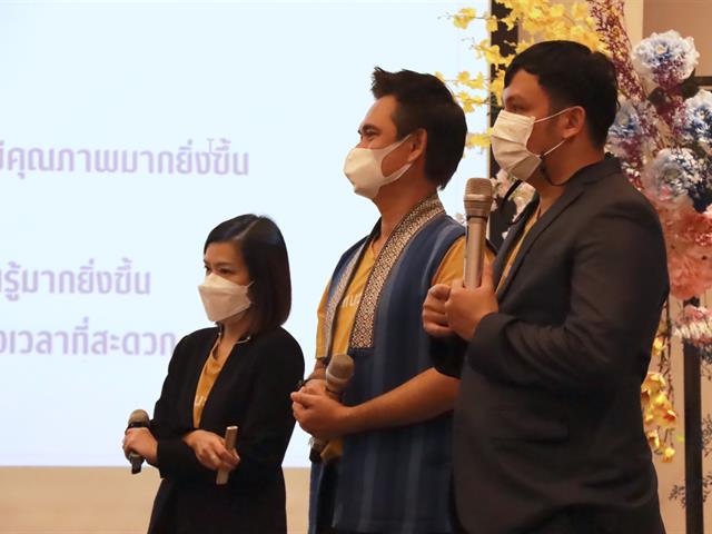 วันพฤหัสบดีที่ 17 พฤศจิกายน พ.ศ. 2565  ⚖️คณะนิติศาสตร์มหาวิทยาลัยพะเยา  โดยผู้ช่วยศาสตราจารย์อุดม งามเมืองสกุล คณบดีคณะนิติศาสตร์ มหาวิทยาลัยพะเยา และ อาจารย์อุดมศักดิ์ จิรกาลกุลเกษม อาจารย์ประจำคณะนิติศาสตร์ ได้เดินทางเข้าร่วมโครงการ  “ผู้บริหารมหาวิทยาลัยพะเยาพบผู้บริหารสถานศึกษาและแนะแนวสัญจร ประจำปีการศึกษา 2566”   ซึ่งนำทีมโดย อธิการบดีมหาวิทยาลัยพะเยา รองศาสตราจารย์ ดร.สุภกร พงศบางโพธิ์ พร้อมคณะผู้บริหารมหาวิทยาลัยพะเยา  ณ โรงแรมวินทรี ซิตี้ รีสอร์ท เชียงใหม่ >>>>> จังหวัดเชียงใหม่ <<<<< ซึ่งในโครงการนี้ มีการจัดกิจกรรมแนะแนวคณะต่างๆในมหาวิทยาลัยพะเยา โดยในช่วงกิจกรรม “Inside UP มีอะไร DD ที่ ม.พะเยา” ผู้ช่วยศาสตราจารย์อุดม งามเมืองสกุล ได้เข้าร่วมกิจกรรมโดยได้ให้ข้อมูลเกี่ยวกับคณะนิติศาสตร์ ใน Concept “แตกต่าง โดดเด่น ภูมิใจ” นำเสนอข้อมูล ความภาคภูมิใจ และความแตกต่างที่ถือเป็นจุดเด่น ของคณะนิติศาสตร์ มหาวิทยาลัยพะเยา โดยในครั้งนี้ ผู้เข้าร่วมโครงการประกอบด้วยครูแนะแนว จากจังหวัดกรุงเทพมหานคร เชียงใหม่ ตาก นครสวรรค์ อยุธยา เพชรบูรณ์ แพร่ แม่ฮ่องสอน ลำปาง และลำพูน รวมจำนวนทั้งสิ้น 100 คน