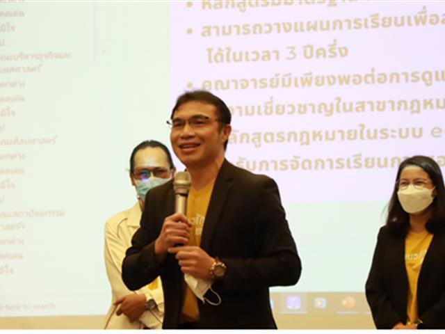 วันพฤหัสบดีที่ 17 พฤศจิกายน พ.ศ. 2565  ⚖️คณะนิติศาสตร์มหาวิทยาลัยพะเยา  โดยผู้ช่วยศาสตราจารย์อุดม งามเมืองสกุล คณบดีคณะนิติศาสตร์ มหาวิทยาลัยพะเยา และ อาจารย์อุดมศักดิ์ จิรกาลกุลเกษม อาจารย์ประจำคณะนิติศาสตร์ ได้เดินทางเข้าร่วมโครงการ  “ผู้บริหารมหาวิทยาลัยพะเยาพบผู้บริหารสถานศึกษาและแนะแนวสัญจร ประจำปีการศึกษา 2566”   ซึ่งนำทีมโดย อธิการบดีมหาวิทยาลัยพะเยา รองศาสตราจารย์ ดร.สุภกร พงศบางโพธิ์ พร้อมคณะผู้บริหารมหาวิทยาลัยพะเยา  ณ โรงแรมวินทรี ซิตี้ รีสอร์ท เชียงใหม่ >>>>> จังหวัดเชียงใหม่ <<<<< ซึ่งในโครงการนี้ มีการจัดกิจกรรมแนะแนวคณะต่างๆในมหาวิทยาลัยพะเยา โดยในช่วงกิจกรรม “Inside UP มีอะไร DD ที่ ม.พะเยา” ผู้ช่วยศาสตราจารย์อุดม งามเมืองสกุล ได้เข้าร่วมกิจกรรมโดยได้ให้ข้อมูลเกี่ยวกับคณะนิติศาสตร์ ใน Concept “แตกต่าง โดดเด่น ภูมิใจ” นำเสนอข้อมูล ความภาคภูมิใจ และความแตกต่างที่ถือเป็นจุดเด่น ของคณะนิติศาสตร์ มหาวิทยาลัยพะเยา โดยในครั้งนี้ ผู้เข้าร่วมโครงการประกอบด้วยครูแนะแนว จากจังหวัดกรุงเทพมหานคร เชียงใหม่ ตาก นครสวรรค์ อยุธยา เพชรบูรณ์ แพร่ แม่ฮ่องสอน ลำปาง และลำพูน รวมจำนวนทั้งสิ้น 100 คน