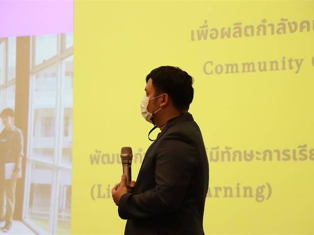 วันพฤหัสบดีที่ 17 พฤศจิกายน พ.ศ. 2565  ⚖️คณะนิติศาสตร์มหาวิทยาลัยพะเยา  โดยผู้ช่วยศาสตราจารย์อุดม งามเมืองสกุล คณบดีคณะนิติศาสตร์ มหาวิทยาลัยพะเยา และ อาจารย์อุดมศักดิ์ จิรกาลกุลเกษม อาจารย์ประจำคณะนิติศาสตร์ ได้เดินทางเข้าร่วมโครงการ  “ผู้บริหารมหาวิทยาลัยพะเยาพบผู้บริหารสถานศึกษาและแนะแนวสัญจร ประจำปีการศึกษา 2566”   ซึ่งนำทีมโดย อธิการบดีมหาวิทยาลัยพะเยา รองศาสตราจารย์ ดร.สุภกร พงศบางโพธิ์ พร้อมคณะผู้บริหารมหาวิทยาลัยพะเยา  ณ โรงแรมวินทรี ซิตี้ รีสอร์ท เชียงใหม่ >>>>> จังหวัดเชียงใหม่ <<<<< ซึ่งในโครงการนี้ มีการจัดกิจกรรมแนะแนวคณะต่างๆในมหาวิทยาลัยพะเยา โดยในช่วงกิจกรรม “Inside UP มีอะไร DD ที่ ม.พะเยา” ผู้ช่วยศาสตราจารย์อุดม งามเมืองสกุล ได้เข้าร่วมกิจกรรมโดยได้ให้ข้อมูลเกี่ยวกับคณะนิติศาสตร์ ใน Concept “แตกต่าง โดดเด่น ภูมิใจ” นำเสนอข้อมูล ความภาคภูมิใจ และความแตกต่างที่ถือเป็นจุดเด่น ของคณะนิติศาสตร์ มหาวิทยาลัยพะเยา โดยในครั้งนี้ ผู้เข้าร่วมโครงการประกอบด้วยครูแนะแนว จากจังหวัดกรุงเทพมหานคร เชียงใหม่ ตาก นครสวรรค์ อยุธยา เพชรบูรณ์ แพร่ แม่ฮ่องสอน ลำปาง และลำพูน รวมจำนวนทั้งสิ้น 100 คน