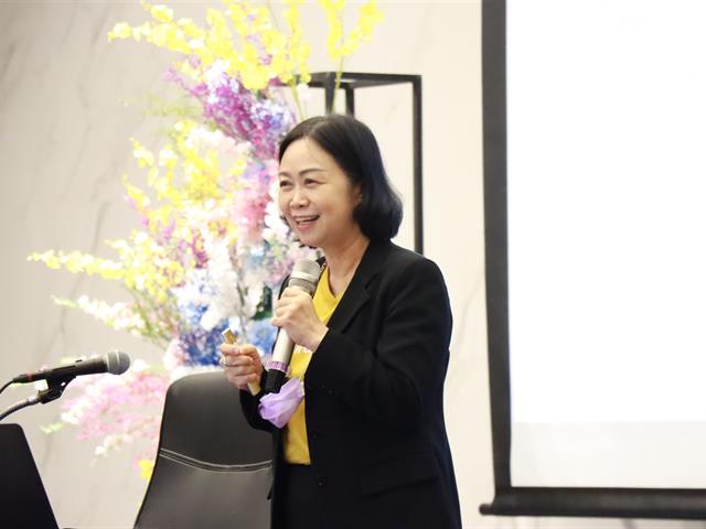 วันพฤหัสบดีที่ 17 พฤศจิกายน พ.ศ. 2565  ⚖️คณะนิติศาสตร์มหาวิทยาลัยพะเยา  โดยผู้ช่วยศาสตราจารย์อุดม งามเมืองสกุล คณบดีคณะนิติศาสตร์ มหาวิทยาลัยพะเยา และ อาจารย์อุดมศักดิ์ จิรกาลกุลเกษม อาจารย์ประจำคณะนิติศาสตร์ ได้เดินทางเข้าร่วมโครงการ  “ผู้บริหารมหาวิทยาลัยพะเยาพบผู้บริหารสถานศึกษาและแนะแนวสัญจร ประจำปีการศึกษา 2566”   ซึ่งนำทีมโดย อธิการบดีมหาวิทยาลัยพะเยา รองศาสตราจารย์ ดร.สุภกร พงศบางโพธิ์ พร้อมคณะผู้บริหารมหาวิทยาลัยพะเยา  ณ โรงแรมวินทรี ซิตี้ รีสอร์ท เชียงใหม่ >>>>> จังหวัดเชียงใหม่ <<<<< ซึ่งในโครงการนี้ มีการจัดกิจกรรมแนะแนวคณะต่างๆในมหาวิทยาลัยพะเยา โดยในช่วงกิจกรรม “Inside UP มีอะไร DD ที่ ม.พะเยา” ผู้ช่วยศาสตราจารย์อุดม งามเมืองสกุล ได้เข้าร่วมกิจกรรมโดยได้ให้ข้อมูลเกี่ยวกับคณะนิติศาสตร์ ใน Concept “แตกต่าง โดดเด่น ภูมิใจ” นำเสนอข้อมูล ความภาคภูมิใจ และความแตกต่างที่ถือเป็นจุดเด่น ของคณะนิติศาสตร์ มหาวิทยาลัยพะเยา โดยในครั้งนี้ ผู้เข้าร่วมโครงการประกอบด้วยครูแนะแนว จากจังหวัดกรุงเทพมหานคร เชียงใหม่ ตาก นครสวรรค์ อยุธยา เพชรบูรณ์ แพร่ แม่ฮ่องสอน ลำปาง และลำพูน รวมจำนวนทั้งสิ้น 100 คน