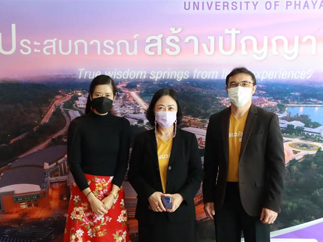วันพฤหัสบดีที่ 17 พฤศจิกายน พ.ศ. 2565  ⚖️คณะนิติศาสตร์มหาวิทยาลัยพะเยา  โดยผู้ช่วยศาสตราจารย์อุดม งามเมืองสกุล คณบดีคณะนิติศาสตร์ มหาวิทยาลัยพะเยา และ อาจารย์อุดมศักดิ์ จิรกาลกุลเกษม อาจารย์ประจำคณะนิติศาสตร์ ได้เดินทางเข้าร่วมโครงการ  “ผู้บริหารมหาวิทยาลัยพะเยาพบผู้บริหารสถานศึกษาและแนะแนวสัญจร ประจำปีการศึกษา 2566”   ซึ่งนำทีมโดย อธิการบดีมหาวิทยาลัยพะเยา รองศาสตราจารย์ ดร.สุภกร พงศบางโพธิ์ พร้อมคณะผู้บริหารมหาวิทยาลัยพะเยา  ณ โรงแรมวินทรี ซิตี้ รีสอร์ท เชียงใหม่ >>>>> จังหวัดเชียงใหม่ <<<<< ซึ่งในโครงการนี้ มีการจัดกิจกรรมแนะแนวคณะต่างๆในมหาวิทยาลัยพะเยา โดยในช่วงกิจกรรม “Inside UP มีอะไร DD ที่ ม.พะเยา” ผู้ช่วยศาสตราจารย์อุดม งามเมืองสกุล ได้เข้าร่วมกิจกรรมโดยได้ให้ข้อมูลเกี่ยวกับคณะนิติศาสตร์ ใน Concept “แตกต่าง โดดเด่น ภูมิใจ” นำเสนอข้อมูล ความภาคภูมิใจ และความแตกต่างที่ถือเป็นจุดเด่น ของคณะนิติศาสตร์ มหาวิทยาลัยพะเยา โดยในครั้งนี้ ผู้เข้าร่วมโครงการประกอบด้วยครูแนะแนว จากจังหวัดกรุงเทพมหานคร เชียงใหม่ ตาก นครสวรรค์ อยุธยา เพชรบูรณ์ แพร่ แม่ฮ่องสอน ลำปาง และลำพูน รวมจำนวนทั้งสิ้น 100 คน