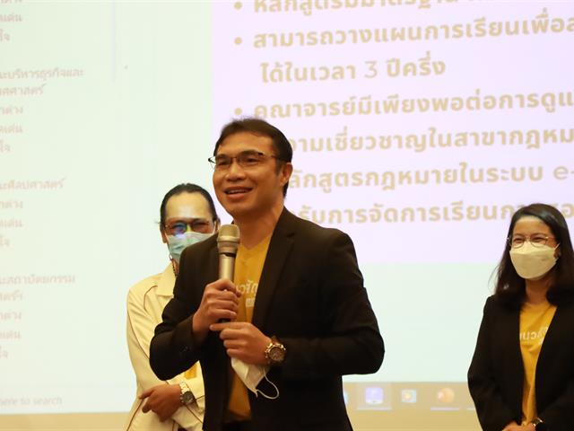 วันพฤหัสบดีที่ 17 พฤศจิกายน พ.ศ. 2565  ⚖️คณะนิติศาสตร์มหาวิทยาลัยพะเยา  โดยผู้ช่วยศาสตราจารย์อุดม งามเมืองสกุล คณบดีคณะนิติศาสตร์ มหาวิทยาลัยพะเยา และ อาจารย์อุดมศักดิ์ จิรกาลกุลเกษม อาจารย์ประจำคณะนิติศาสตร์ ได้เดินทางเข้าร่วมโครงการ  “ผู้บริหารมหาวิทยาลัยพะเยาพบผู้บริหารสถานศึกษาและแนะแนวสัญจร ประจำปีการศึกษา 2566”   ซึ่งนำทีมโดย อธิการบดีมหาวิทยาลัยพะเยา รองศาสตราจารย์ ดร.สุภกร พงศบางโพธิ์ พร้อมคณะผู้บริหารมหาวิทยาลัยพะเยา  ณ โรงแรมวินทรี ซิตี้ รีสอร์ท เชียงใหม่ >>>>> จังหวัดเชียงใหม่ <<<<< ซึ่งในโครงการนี้ มีการจัดกิจกรรมแนะแนวคณะต่างๆในมหาวิทยาลัยพะเยา โดยในช่วงกิจกรรม “Inside UP มีอะไร DD ที่ ม.พะเยา” ผู้ช่วยศาสตราจารย์อุดม งามเมืองสกุล ได้เข้าร่วมกิจกรรมโดยได้ให้ข้อมูลเกี่ยวกับคณะนิติศาสตร์ ใน Concept “แตกต่าง โดดเด่น ภูมิใจ” นำเสนอข้อมูล ความภาคภูมิใจ และความแตกต่างที่ถือเป็นจุดเด่น ของคณะนิติศาสตร์ มหาวิทยาลัยพะเยา โดยในครั้งนี้ ผู้เข้าร่วมโครงการประกอบด้วยครูแนะแนว จากจังหวัดกรุงเทพมหานคร เชียงใหม่ ตาก นครสวรรค์ อยุธยา เพชรบูรณ์ แพร่ แม่ฮ่องสอน ลำปาง และลำพูน รวมจำนวนทั้งสิ้น 100 คน