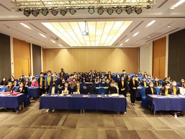 วันพฤหัสบดีที่ 17 พฤศจิกายน พ.ศ. 2565  ⚖️คณะนิติศาสตร์มหาวิทยาลัยพะเยา  โดยผู้ช่วยศาสตราจารย์อุดม งามเมืองสกุล คณบดีคณะนิติศาสตร์ มหาวิทยาลัยพะเยา และ อาจารย์อุดมศักดิ์ จิรกาลกุลเกษม อาจารย์ประจำคณะนิติศาสตร์ ได้เดินทางเข้าร่วมโครงการ  “ผู้บริหารมหาวิทยาลัยพะเยาพบผู้บริหารสถานศึกษาและแนะแนวสัญจร ประจำปีการศึกษา 2566”   ซึ่งนำทีมโดย อธิการบดีมหาวิทยาลัยพะเยา รองศาสตราจารย์ ดร.สุภกร พงศบางโพธิ์ พร้อมคณะผู้บริหารมหาวิทยาลัยพะเยา  ณ โรงแรมวินทรี ซิตี้ รีสอร์ท เชียงใหม่ >>>>> จังหวัดเชียงใหม่ <<<<< ซึ่งในโครงการนี้ มีการจัดกิจกรรมแนะแนวคณะต่างๆในมหาวิทยาลัยพะเยา โดยในช่วงกิจกรรม “Inside UP มีอะไร DD ที่ ม.พะเยา” ผู้ช่วยศาสตราจารย์อุดม งามเมืองสกุล ได้เข้าร่วมกิจกรรมโดยได้ให้ข้อมูลเกี่ยวกับคณะนิติศาสตร์ ใน Concept “แตกต่าง โดดเด่น ภูมิใจ” นำเสนอข้อมูล ความภาคภูมิใจ และความแตกต่างที่ถือเป็นจุดเด่น ของคณะนิติศาสตร์ มหาวิทยาลัยพะเยา โดยในครั้งนี้ ผู้เข้าร่วมโครงการประกอบด้วยครูแนะแนว จากจังหวัดกรุงเทพมหานคร เชียงใหม่ ตาก นครสวรรค์ อยุธยา เพชรบูรณ์ แพร่ แม่ฮ่องสอน ลำปาง และลำพูน รวมจำนวนทั้งสิ้น 100 คน