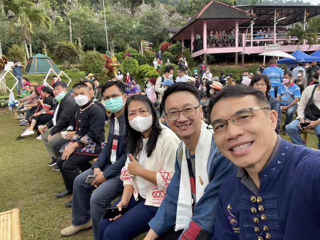 คณบดีคณะนิติศาสตร์ เข้าร่วม “โครงการส่งเสริมอัตลักษณ์และภูมิปัญญาเพื่อการพัฒนาที่ยั่งยืน Phayao Hill Tribe Coffee Hub ครั้งที่ 2 แอ่วพะเยา Amazing ยิ่งกว่าเดิม จิบกาแฟ...แลทะเลหมอก  ชุมชนท่องเที่ยว วิถีชาและกาแฟ ปางปูเลาะ ผาแดง ป่าเมี่ยง
