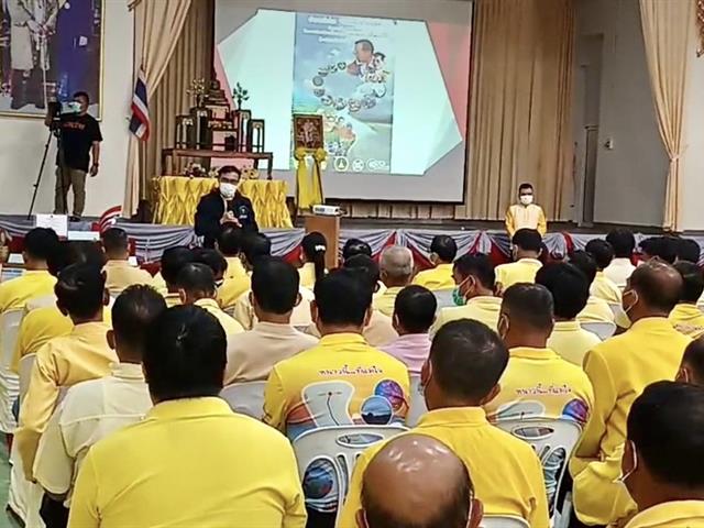 วันที่ 13 ธันวาคม 2565  คณะนิติศาสตร์ มหาวิทยาลัยพะเยา นำโดยผู้ช่วยศาสตราจารย์อุดม งามเมืองสกุล คณบดีคณะนิคิศาสตร์ และผู้ช่วยศาสตราจารย์ วีระยุทธ หอมชื่น ผู้ช่วยคณบดีฝ่ายวิจัยและบริการวิชาการ ได้เข้าร่วมกิจกรรมการตรวจเยี่ยมและติดตามการดำเนินงานตามโครงการอำเภอนำร่อง “บำบัดทุกข์ บำรุงสุข” แบบบูรณาการ โครงการ การบริหารจัดการน้ำ และสืบสาน รักษา ต่อยอด ตามศาสตร์พระราชาสู่การพัฒนาแม่ใจอย่างยั่งยืน ของปลัดกระทรวงมหาดไทย และคณะฯ ณ หอประชุมโรงเรียนแม่ใจวิทยาคม อำเภอแม่ใจ จังหวัดพะเยา