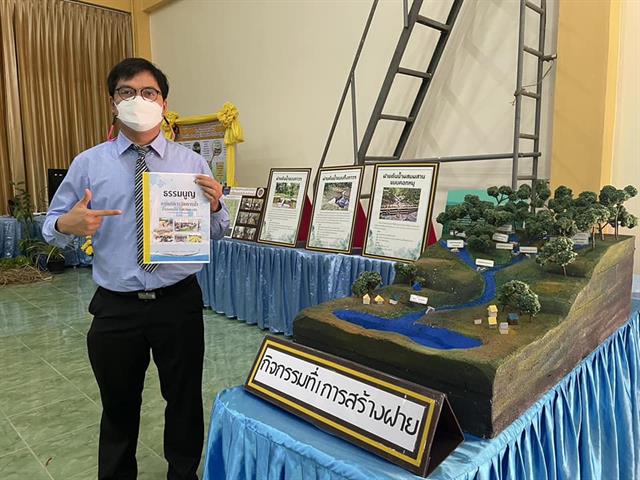 วันที่ 13 ธันวาคม 2565  คณะนิติศาสตร์ มหาวิทยาลัยพะเยา นำโดยผู้ช่วยศาสตราจารย์อุดม งามเมืองสกุล คณบดีคณะนิคิศาสตร์ และผู้ช่วยศาสตราจารย์ วีระยุทธ หอมชื่น ผู้ช่วยคณบดีฝ่ายวิจัยและบริการวิชาการ ได้เข้าร่วมกิจกรรมการตรวจเยี่ยมและติดตามการดำเนินงานตามโครงการอำเภอนำร่อง “บำบัดทุกข์ บำรุงสุข” แบบบูรณาการ โครงการ การบริหารจัดการน้ำ และสืบสาน รักษา ต่อยอด ตามศาสตร์พระราชาสู่การพัฒนาแม่ใจอย่างยั่งยืน ของปลัดกระทรวงมหาดไทย และคณะฯ ณ หอประชุมโรงเรียนแม่ใจวิทยาคม อำเภอแม่ใจ จังหวัดพะเยา