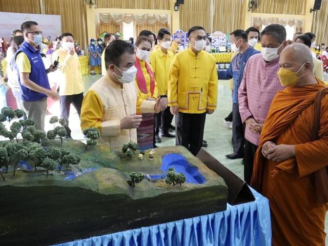 วันที่ 13 ธันวาคม 2565  คณะนิติศาสตร์ มหาวิทยาลัยพะเยา นำโดยผู้ช่วยศาสตราจารย์อุดม งามเมืองสกุล คณบดีคณะนิคิศาสตร์ และผู้ช่วยศาสตราจารย์ วีระยุทธ หอมชื่น ผู้ช่วยคณบดีฝ่ายวิจัยและบริการวิชาการ ได้เข้าร่วมกิจกรรมการตรวจเยี่ยมและติดตามการดำเนินงานตามโครงการอำเภอนำร่อง “บำบัดทุกข์ บำรุงสุข” แบบบูรณาการ โครงการ การบริหารจัดการน้ำ และสืบสาน รักษา ต่อยอด ตามศาสตร์พระราชาสู่การพัฒนาแม่ใจอย่างยั่งยืน ของปลัดกระทรวงมหาดไทย และคณะฯ ณ หอประชุมโรงเรียนแม่ใจวิทยาคม อำเภอแม่ใจ จังหวัดพะเยา