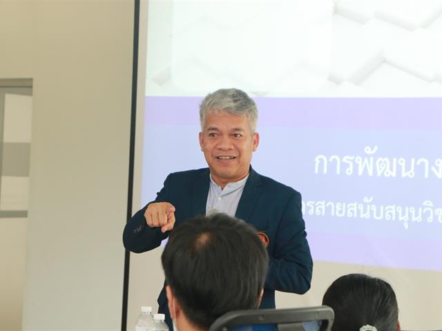 คณะสาธารณสุขศาสตร์ ได้ดำเนินกิจกรรมการพัฒนางานประจำสู่งานวิจัย (R2R) ภายใต้โครงการพัฒนาการปฏิบัติงานของบุคลากรสายวิชาการและสายสนับสนุน เพื่อพัฒนาเข้าสู่ตำแหน่งที่สูงขึ้น 