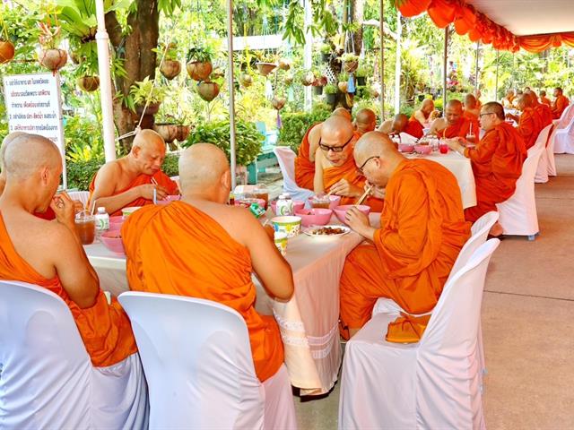 สภามหาวิทยาลัยพะเยา ถวายภัตตาหารเพล พระสงฆ์อุปสมบท ๙๙ รูป 
