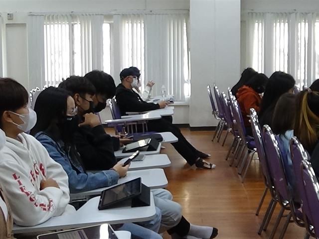 วันเสาร์ที่ 7 มกราคม 2566  เวลา 13.00-17.00 น. และวันอาทิตย์ที่ 8 มกราคม 2566 เวลา 8.00 – 17.00น. คณะนิติศาสตร์ มหาวิทยาลัยพะเยา จัดกิจกรรม “การแข่งขันการแสดงบทบาทจำลองการไกล่เกลี่ยข้อพิพาท” ภายใต้โครงการพัฒนาศักยภาพการแข่งขันทางวิชาการของนิสิต  โดยมี โดย ผศ.เฉลิมวุฒิ สาระกิจ รองคณบดีฝ่ายวิชาการ ผศ.กฤษฎา ใจแก้วทิ รองคณบดีฝ่ายคุณภาพนิสิต และ ผศ.ดร.วิมลเรขา ศิริชัยราวรรณ ประธานสภาพนักงานมหาวิทยาลัยพะเยา เป็นวิทยากรอบรมให้ความรู้ เกี่ยวกับกฎหมายที่เกี่ยวข้อง ขั้นตอนการไกล่เกลี่ยข้อพิพาท รวมไปถึงชี้แจงรายละเอียดการแข่งขัน เพื่อเตรียมความพร้อมให้กับนิสิตที่จะดำเนินการแข่งขัน ในวันเสาร์ที่ 21 มกราคม 2566 ต่อไป