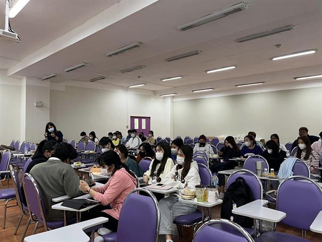 วันเสาร์ที่ 7 มกราคม 2566  เวลา 13.00-17.00 น. และวันอาทิตย์ที่ 8 มกราคม 2566 เวลา 8.00 – 17.00น. คณะนิติศาสตร์ มหาวิทยาลัยพะเยา จัดกิจกรรม “การแข่งขันการแสดงบทบาทจำลองการไกล่เกลี่ยข้อพิพาท” ภายใต้โครงการพัฒนาศักยภาพการแข่งขันทางวิชาการของนิสิต  โดยมี โดย ผศ.เฉลิมวุฒิ สาระกิจ รองคณบดีฝ่ายวิชาการ ผศ.กฤษฎา ใจแก้วทิ รองคณบดีฝ่ายคุณภาพนิสิต และ ผศ.ดร.วิมลเรขา ศิริชัยราวรรณ ประธานสภาพนักงานมหาวิทยาลัยพะเยา เป็นวิทยากรอบรมให้ความรู้ เกี่ยวกับกฎหมายที่เกี่ยวข้อง ขั้นตอนการไกล่เกลี่ยข้อพิพาท รวมไปถึงชี้แจงรายละเอียดการแข่งขัน เพื่อเตรียมความพร้อมให้กับนิสิตที่จะดำเนินการแข่งขัน ในวันเสาร์ที่ 21 มกราคม 2566 ต่อไป