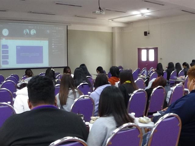 วันเสาร์ที่ 7 มกราคม 2566  เวลา 13.00-17.00 น. และวันอาทิตย์ที่ 8 มกราคม 2566 เวลา 8.00 – 17.00น. คณะนิติศาสตร์ มหาวิทยาลัยพะเยา จัดกิจกรรม “การแข่งขันการแสดงบทบาทจำลองการไกล่เกลี่ยข้อพิพาท” ภายใต้โครงการพัฒนาศักยภาพการแข่งขันทางวิชาการของนิสิต  โดยมี โดย ผศ.เฉลิมวุฒิ สาระกิจ รองคณบดีฝ่ายวิชาการ ผศ.กฤษฎา ใจแก้วทิ รองคณบดีฝ่ายคุณภาพนิสิต และ ผศ.ดร.วิมลเรขา ศิริชัยราวรรณ ประธานสภาพนักงานมหาวิทยาลัยพะเยา เป็นวิทยากรอบรมให้ความรู้ เกี่ยวกับกฎหมายที่เกี่ยวข้อง ขั้นตอนการไกล่เกลี่ยข้อพิพาท รวมไปถึงชี้แจงรายละเอียดการแข่งขัน เพื่อเตรียมความพร้อมให้กับนิสิตที่จะดำเนินการแข่งขัน ในวันเสาร์ที่ 21 มกราคม 2566 ต่อไป