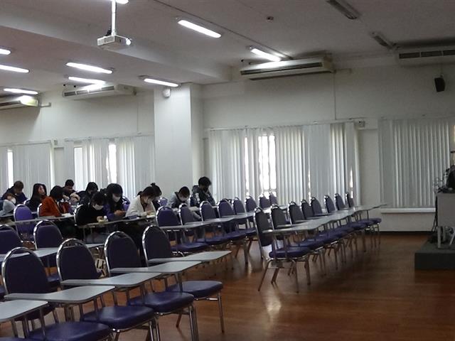 วันเสาร์ที่ 7 มกราคม 2566  เวลา 13.00-17.00 น. และวันอาทิตย์ที่ 8 มกราคม 2566 เวลา 8.00 – 17.00น. คณะนิติศาสตร์ มหาวิทยาลัยพะเยา จัดกิจกรรม “การแข่งขันการแสดงบทบาทจำลองการไกล่เกลี่ยข้อพิพาท” ภายใต้โครงการพัฒนาศักยภาพการแข่งขันทางวิชาการของนิสิต  โดยมี โดย ผศ.เฉลิมวุฒิ สาระกิจ รองคณบดีฝ่ายวิชาการ ผศ.กฤษฎา ใจแก้วทิ รองคณบดีฝ่ายคุณภาพนิสิต และ ผศ.ดร.วิมลเรขา ศิริชัยราวรรณ ประธานสภาพนักงานมหาวิทยาลัยพะเยา เป็นวิทยากรอบรมให้ความรู้ เกี่ยวกับกฎหมายที่เกี่ยวข้อง ขั้นตอนการไกล่เกลี่ยข้อพิพาท รวมไปถึงชี้แจงรายละเอียดการแข่งขัน เพื่อเตรียมความพร้อมให้กับนิสิตที่จะดำเนินการแข่งขัน ในวันเสาร์ที่ 21 มกราคม 2566 ต่อไป