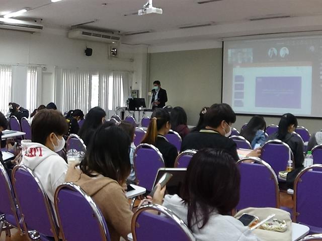 วันเสาร์ที่ 7 มกราคม 2566  เวลา 13.00-17.00 น. และวันอาทิตย์ที่ 8 มกราคม 2566 เวลา 8.00 – 17.00น. คณะนิติศาสตร์ มหาวิทยาลัยพะเยา จัดกิจกรรม “การแข่งขันการแสดงบทบาทจำลองการไกล่เกลี่ยข้อพิพาท” ภายใต้โครงการพัฒนาศักยภาพการแข่งขันทางวิชาการของนิสิต  โดยมี โดย ผศ.เฉลิมวุฒิ สาระกิจ รองคณบดีฝ่ายวิชาการ ผศ.กฤษฎา ใจแก้วทิ รองคณบดีฝ่ายคุณภาพนิสิต และ ผศ.ดร.วิมลเรขา ศิริชัยราวรรณ ประธานสภาพนักงานมหาวิทยาลัยพะเยา เป็นวิทยากรอบรมให้ความรู้ เกี่ยวกับกฎหมายที่เกี่ยวข้อง ขั้นตอนการไกล่เกลี่ยข้อพิพาท รวมไปถึงชี้แจงรายละเอียดการแข่งขัน เพื่อเตรียมความพร้อมให้กับนิสิตที่จะดำเนินการแข่งขัน ในวันเสาร์ที่ 21 มกราคม 2566 ต่อไป