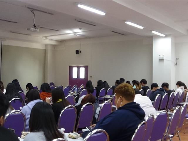 วันเสาร์ที่ 7 มกราคม 2566  เวลา 13.00-17.00 น. และวันอาทิตย์ที่ 8 มกราคม 2566 เวลา 8.00 – 17.00น. คณะนิติศาสตร์ มหาวิทยาลัยพะเยา จัดกิจกรรม “การแข่งขันการแสดงบทบาทจำลองการไกล่เกลี่ยข้อพิพาท” ภายใต้โครงการพัฒนาศักยภาพการแข่งขันทางวิชาการของนิสิต  โดยมี โดย ผศ.เฉลิมวุฒิ สาระกิจ รองคณบดีฝ่ายวิชาการ ผศ.กฤษฎา ใจแก้วทิ รองคณบดีฝ่ายคุณภาพนิสิต และ ผศ.ดร.วิมลเรขา ศิริชัยราวรรณ ประธานสภาพนักงานมหาวิทยาลัยพะเยา เป็นวิทยากรอบรมให้ความรู้ เกี่ยวกับกฎหมายที่เกี่ยวข้อง ขั้นตอนการไกล่เกลี่ยข้อพิพาท รวมไปถึงชี้แจงรายละเอียดการแข่งขัน เพื่อเตรียมความพร้อมให้กับนิสิตที่จะดำเนินการแข่งขัน ในวันเสาร์ที่ 21 มกราคม 2566 ต่อไป