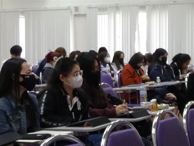วันเสาร์ที่ 7 มกราคม 2566  เวลา 13.00-17.00 น. และวันอาทิตย์ที่ 8 มกราคม 2566 เวลา 8.00 – 17.00น. คณะนิติศาสตร์ มหาวิทยาลัยพะเยา จัดกิจกรรม “การแข่งขันการแสดงบทบาทจำลองการไกล่เกลี่ยข้อพิพาท” ภายใต้โครงการพัฒนาศักยภาพการแข่งขันทางวิชาการของนิสิต  โดยมี โดย ผศ.เฉลิมวุฒิ สาระกิจ รองคณบดีฝ่ายวิชาการ ผศ.กฤษฎา ใจแก้วทิ รองคณบดีฝ่ายคุณภาพนิสิต และ ผศ.ดร.วิมลเรขา ศิริชัยราวรรณ ประธานสภาพนักงานมหาวิทยาลัยพะเยา เป็นวิทยากรอบรมให้ความรู้ เกี่ยวกับกฎหมายที่เกี่ยวข้อง ขั้นตอนการไกล่เกลี่ยข้อพิพาท รวมไปถึงชี้แจงรายละเอียดการแข่งขัน เพื่อเตรียมความพร้อมให้กับนิสิตที่จะดำเนินการแข่งขัน ในวันเสาร์ที่ 21 มกราคม 2566 ต่อไป