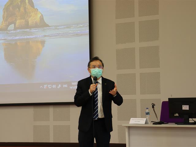 คณะนิติศาสตร์ มหาวิทยาลัยพะเยา นำโดย ผศ.เฉลิมวุฒิ สาระกิจ รองคณบดีฝ่ายวิชาการ คณะนิติศาสตร์ มหาวิทยาลัยพะเยา พร้อมด้วย ผศ.ดร.วิมลเรขา ศิริชัยราวรรณ ประธานสภาพนักงานมหาวิทยาลัยพะเยา, ผศ.เกียรติศักดิ์ ตันติจริยาพันธ์ อาจารย์ประจำคณะนิติศาสตร์   นิสิตระดับปริญญาตรี นิสิตระดับปริญญาโท และ นิสิตระดับปริญญาเอก คณะนิติศาสตร์ เข้าร่วม เสวนาวิชาการหัวข้อ “กระบวนยุติธรรมทางเลือก :ทางเลือกใหม่ของสังคมไทย” และถ่ายทอดสด ผ่านเพจ facebook คณะนิติศาสตร์ มหาวิทยาลัยพะเยา