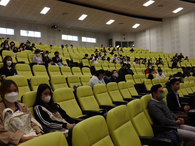 คณะนิติศาสตร์ มหาวิทยาลัยพะเยา นำโดย ผศ.เฉลิมวุฒิ สาระกิจ รองคณบดีฝ่ายวิชาการ คณะนิติศาสตร์ มหาวิทยาลัยพะเยา พร้อมด้วย ผศ.ดร.วิมลเรขา ศิริชัยราวรรณ ประธานสภาพนักงานมหาวิทยาลัยพะเยา, ผศ.เกียรติศักดิ์ ตันติจริยาพันธ์ อาจารย์ประจำคณะนิติศาสตร์   นิสิตระดับปริญญาตรี นิสิตระดับปริญญาโท และ นิสิตระดับปริญญาเอก คณะนิติศาสตร์ เข้าร่วม เสวนาวิชาการหัวข้อ “กระบวนยุติธรรมทางเลือก :ทางเลือกใหม่ของสังคมไทย” และถ่ายทอดสด ผ่านเพจ facebook คณะนิติศาสตร์ มหาวิทยาลัยพะเยา