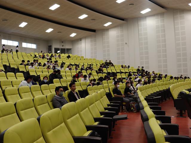 คณะนิติศาสตร์ มหาวิทยาลัยพะเยา นำโดย ผศ.เฉลิมวุฒิ สาระกิจ รองคณบดีฝ่ายวิชาการ คณะนิติศาสตร์ มหาวิทยาลัยพะเยา พร้อมด้วย ผศ.ดร.วิมลเรขา ศิริชัยราวรรณ ประธานสภาพนักงานมหาวิทยาลัยพะเยา, ผศ.เกียรติศักดิ์ ตันติจริยาพันธ์ อาจารย์ประจำคณะนิติศาสตร์   นิสิตระดับปริญญาตรี นิสิตระดับปริญญาโท และ นิสิตระดับปริญญาเอก คณะนิติศาสตร์ เข้าร่วม เสวนาวิชาการหัวข้อ “กระบวนยุติธรรมทางเลือก :ทางเลือกใหม่ของสังคมไทย” และถ่ายทอดสด ผ่านเพจ facebook คณะนิติศาสตร์ มหาวิทยาลัยพะเยา