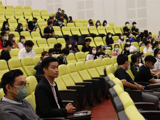 คณะนิติศาสตร์ มหาวิทยาลัยพะเยา นำโดย ผศ.เฉลิมวุฒิ สาระกิจ รองคณบดีฝ่ายวิชาการ คณะนิติศาสตร์ มหาวิทยาลัยพะเยา พร้อมด้วย ผศ.ดร.วิมลเรขา ศิริชัยราวรรณ ประธานสภาพนักงานมหาวิทยาลัยพะเยา, ผศ.เกียรติศักดิ์ ตันติจริยาพันธ์ อาจารย์ประจำคณะนิติศาสตร์   นิสิตระดับปริญญาตรี นิสิตระดับปริญญาโท และ นิสิตระดับปริญญาเอก คณะนิติศาสตร์ เข้าร่วม เสวนาวิชาการหัวข้อ “กระบวนยุติธรรมทางเลือก :ทางเลือกใหม่ของสังคมไทย” และถ่ายทอดสด ผ่านเพจ facebook คณะนิติศาสตร์ มหาวิทยาลัยพะเยา