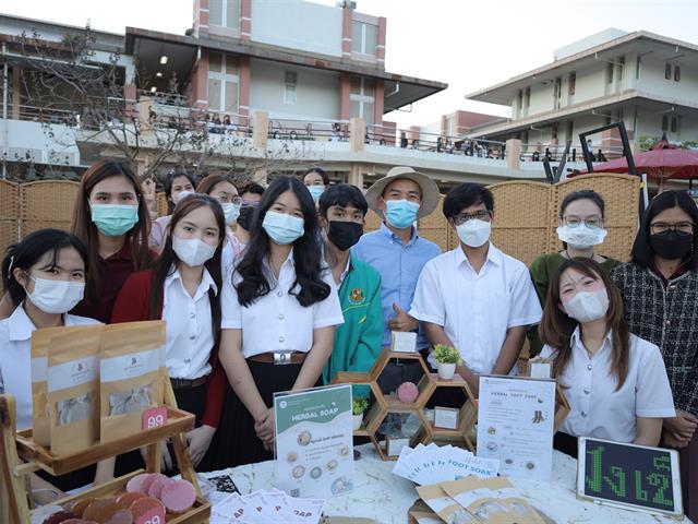 คณะสาธารณสุขศาสตร์ พร้อมด้วยคณะผู้บริหาร บุคลากร สโมสรนิสิตคณะสาธารณสุขศาสตร์  เข้าร่วมกิจกรรม "กาดเวิ้งว้าว ครั้งที่ 3" 