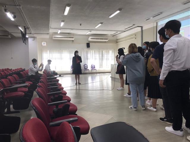 <div class="row"> <p style="text-indent: 2.5em;">   ฝ่ายคุณภาพนิสิต คณะนิติศาสตร์ มหาวิทยาลัยพะเยา ได้จัดกิจกรรมทักษะความรู้ทางด้านการพูดสำหรับนักกฎหมาย ภายใต้โครงการพัฒนาอัตลักษณ์ของนิสิตตาม YLO  เพื่อให้นิสิตคณะนิติศาสตร์ ได้เรียนรู้ทักษะการพูด สำหรับนักกฎหมายสู่ชุมชน ในวันอาทิตย์ที่ 15 มกราคม 2566 ณ ห้อง ภูกามยาว 3 (PKY3) อาคารเรียนรวมหลังเก่า กิจกรรมช่วงเช้า บรรยายโดย ดร.วิวัน สุขเจริญเกษแก้ว อาจารย์ประจำหลักสูตรการสื่อสารสื่อใหม่ และช่วงบ่ายเป็นกิจกรรม workshop  โดยอาจารย์ฝ่ายคุณภาพนิสิต ประกอบด้วย ผศ.กฤษฎา ใจแก้วทิ อาจารย์จีรวรรณ สุวรรณสุจริต อาจารย์นิภาภรณ์ ลาภเสถียร  </p></div>