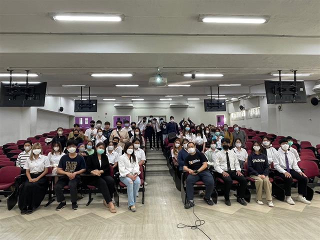 <div class="row"> <p style="text-indent: 2.5em;">   ฝ่ายคุณภาพนิสิต คณะนิติศาสตร์ มหาวิทยาลัยพะเยา ได้จัดกิจกรรมทักษะความรู้ทางด้านการพูดสำหรับนักกฎหมาย ภายใต้โครงการพัฒนาอัตลักษณ์ของนิสิตตาม YLO  เพื่อให้นิสิตคณะนิติศาสตร์ ได้เรียนรู้ทักษะการพูด สำหรับนักกฎหมายสู่ชุมชน ในวันอาทิตย์ที่ 15 มกราคม 2566 ณ ห้อง ภูกามยาว 3 (PKY3) อาคารเรียนรวมหลังเก่า กิจกรรมช่วงเช้า บรรยายโดย ดร.วิวัน สุขเจริญเกษแก้ว อาจารย์ประจำหลักสูตรการสื่อสารสื่อใหม่ และช่วงบ่ายเป็นกิจกรรม workshop  โดยอาจารย์ฝ่ายคุณภาพนิสิต ประกอบด้วย ผศ.กฤษฎา ใจแก้วทิ อาจารย์จีรวรรณ สุวรรณสุจริต อาจารย์นิภาภรณ์ ลาภเสถียร  </p></div>