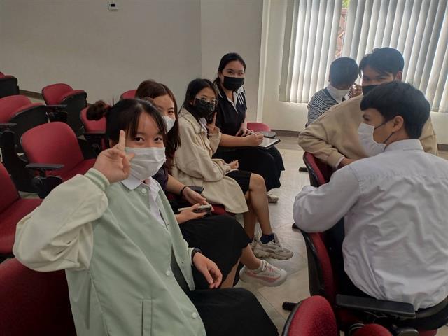 <div class="row"> <p style="text-indent: 2.5em;">   ฝ่ายคุณภาพนิสิต คณะนิติศาสตร์ มหาวิทยาลัยพะเยา ได้จัดกิจกรรมทักษะความรู้ทางด้านการพูดสำหรับนักกฎหมาย ภายใต้โครงการพัฒนาอัตลักษณ์ของนิสิตตาม YLO  เพื่อให้นิสิตคณะนิติศาสตร์ ได้เรียนรู้ทักษะการพูด สำหรับนักกฎหมายสู่ชุมชน ในวันอาทิตย์ที่ 15 มกราคม 2566 ณ ห้อง ภูกามยาว 3 (PKY3) อาคารเรียนรวมหลังเก่า กิจกรรมช่วงเช้า บรรยายโดย ดร.วิวัน สุขเจริญเกษแก้ว อาจารย์ประจำหลักสูตรการสื่อสารสื่อใหม่ และช่วงบ่ายเป็นกิจกรรม workshop  โดยอาจารย์ฝ่ายคุณภาพนิสิต ประกอบด้วย ผศ.กฤษฎา ใจแก้วทิ อาจารย์จีรวรรณ สุวรรณสุจริต อาจารย์นิภาภรณ์ ลาภเสถียร  </p></div>