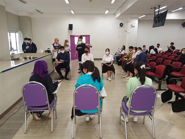 <div class="row"> <p style="text-indent: 2.5em;">   ฝ่ายคุณภาพนิสิต คณะนิติศาสตร์ มหาวิทยาลัยพะเยา ได้จัดกิจกรรมทักษะความรู้ทางด้านการพูดสำหรับนักกฎหมาย ภายใต้โครงการพัฒนาอัตลักษณ์ของนิสิตตาม YLO  เพื่อให้นิสิตคณะนิติศาสตร์ ได้เรียนรู้ทักษะการพูด สำหรับนักกฎหมายสู่ชุมชน ในวันอาทิตย์ที่ 15 มกราคม 2566 ณ ห้อง ภูกามยาว 3 (PKY3) อาคารเรียนรวมหลังเก่า กิจกรรมช่วงเช้า บรรยายโดย ดร.วิวัน สุขเจริญเกษแก้ว อาจารย์ประจำหลักสูตรการสื่อสารสื่อใหม่ และช่วงบ่ายเป็นกิจกรรม workshop  โดยอาจารย์ฝ่ายคุณภาพนิสิต ประกอบด้วย ผศ.กฤษฎา ใจแก้วทิ อาจารย์จีรวรรณ สุวรรณสุจริต อาจารย์นิภาภรณ์ ลาภเสถียร  </p></div>