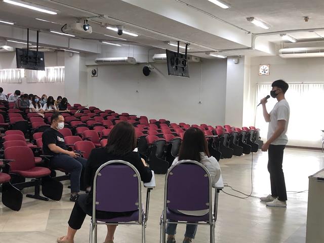 <div class="row"> <p style="text-indent: 2.5em;">   ฝ่ายคุณภาพนิสิต คณะนิติศาสตร์ มหาวิทยาลัยพะเยา ได้จัดกิจกรรมทักษะความรู้ทางด้านการพูดสำหรับนักกฎหมาย ภายใต้โครงการพัฒนาอัตลักษณ์ของนิสิตตาม YLO  เพื่อให้นิสิตคณะนิติศาสตร์ ได้เรียนรู้ทักษะการพูด สำหรับนักกฎหมายสู่ชุมชน ในวันอาทิตย์ที่ 15 มกราคม 2566 ณ ห้อง ภูกามยาว 3 (PKY3) อาคารเรียนรวมหลังเก่า กิจกรรมช่วงเช้า บรรยายโดย ดร.วิวัน สุขเจริญเกษแก้ว อาจารย์ประจำหลักสูตรการสื่อสารสื่อใหม่ และช่วงบ่ายเป็นกิจกรรม workshop  โดยอาจารย์ฝ่ายคุณภาพนิสิต ประกอบด้วย ผศ.กฤษฎา ใจแก้วทิ อาจารย์จีรวรรณ สุวรรณสุจริต อาจารย์นิภาภรณ์ ลาภเสถียร  </p></div>