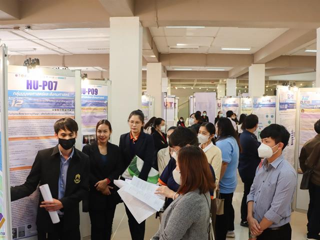 บุคลากรกองแผนงานนำเสนองานวิจัยในงานพะเยาวิจัย ครั้งที่ 12