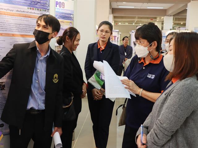 บุคลากรกองแผนงานนำเสนองานวิจัยในงานพะเยาวิจัย ครั้งที่ 12